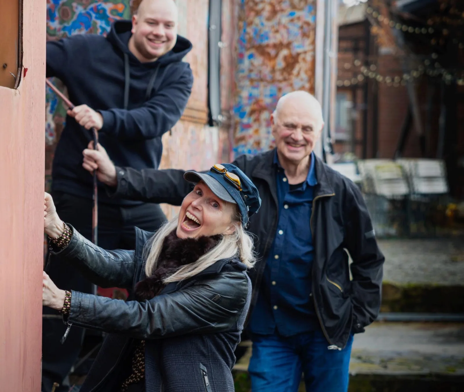Die drei Bandmitglieder von Kollektiv MissLingen an einem alten Bahnwaggon